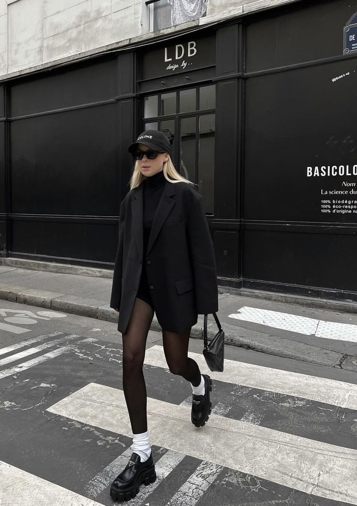 Blazer Outfits For Women, Cold Outfits, Neue Outfits, Paris Outfits, Looks Street Style, White Socks, Mode Inspo, Winter Mode, Looks Chic