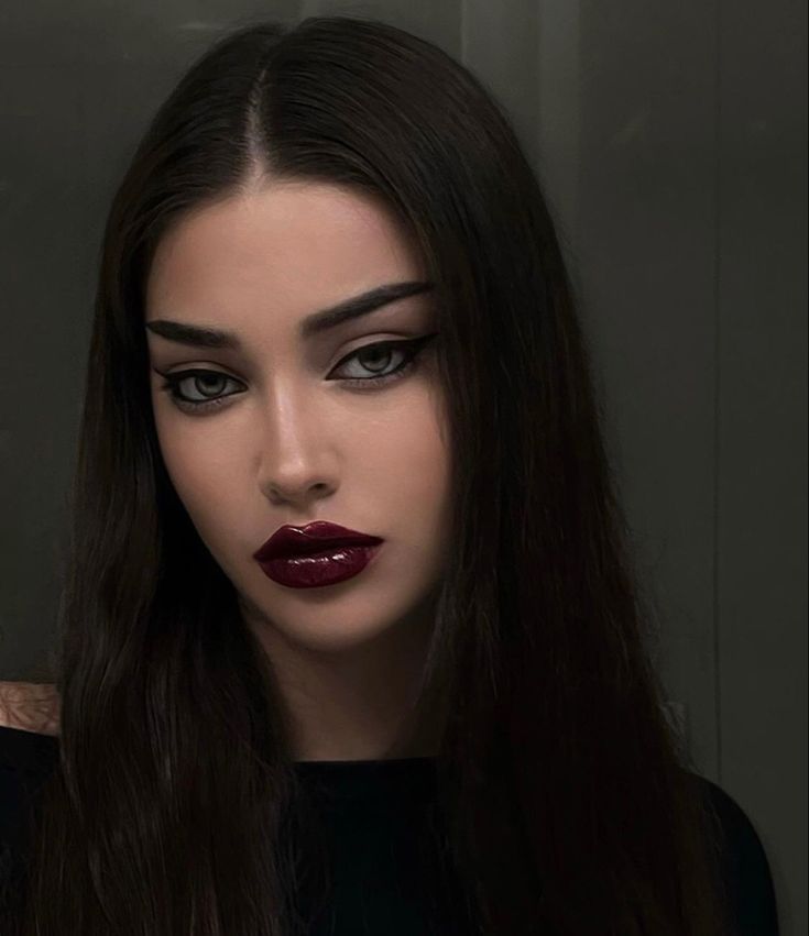 Isabelle Rose, Feminine Makeup, Vampy Makeup, Dark Makeup Looks, Vampire Makeup, Witch Makeup, Makeup Guide, Dark Makeup, Grunge Makeup