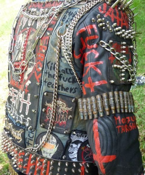 Battle Jacket's Blog    #diy #custom #heavymetal Punk Leather Jacket, Arte Jazz, Punk Fashion Diy, Crust Punk, Punk Patches, Punk Pins, Battle Jacket, Diy Jacket, Metal Fashion