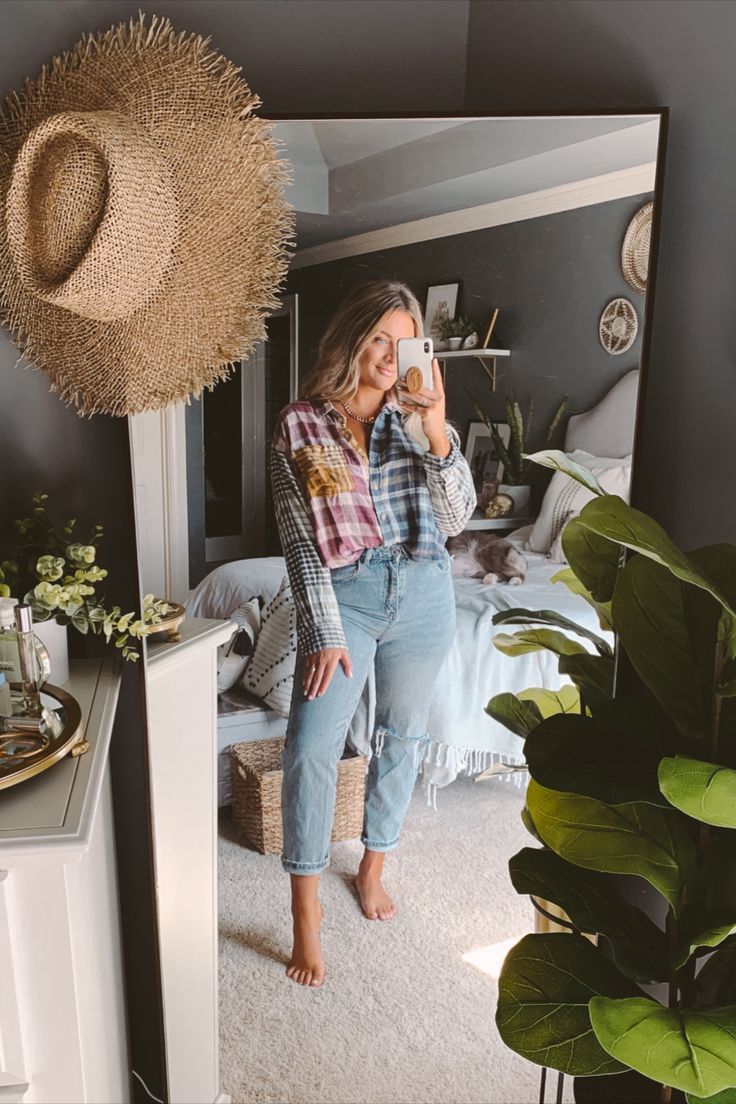 Morgan is wearing a cropped flannel top paired with mom jeans. Winter Flannel Outfits, Flannel Outfit Women, Flannel Shirt Outfit Women, Flannel Fall Outfits, Flannel Shirt Outfit, Mom Fits, Cropped Flannel, Flannel Outfits, Flannel Women