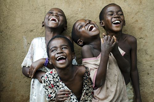 three children laughing together with the caption in spanish