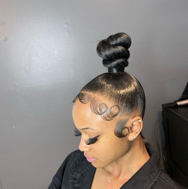 Black Hair Bun, Slick Ponytail, Natural Hair Bun Styles, Weave Ponytail Hairstyles, Sleek Ponytail Hairstyles, Weave Ponytail, Knot Bun, Protective Hairstyles For Natural Hair, Top Knot Hairstyles