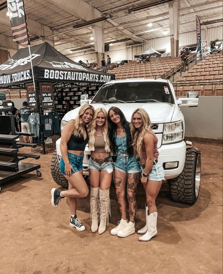 Monster Truck Outfit Women, Truck Meet Outfits, Monster Jam Outfit Women, Mudding Outfit, Country Best Friend Pictures, Truck Aesthetic, Fun Selfies, Summer Cowgirl Outfits, Leah Fish