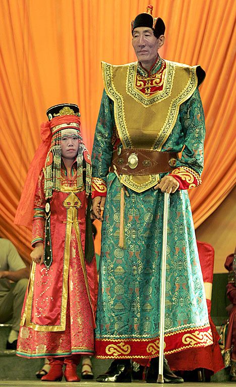 world traditional marriage couples | World's tallest man sweeps bride off her feet at traditional Mongolian ... Mongolian Wedding, Tallest Man, Giant People, Short Couples, Tall People, Ethnic Outfits, New Wife, Traditional Costume, World Cultures