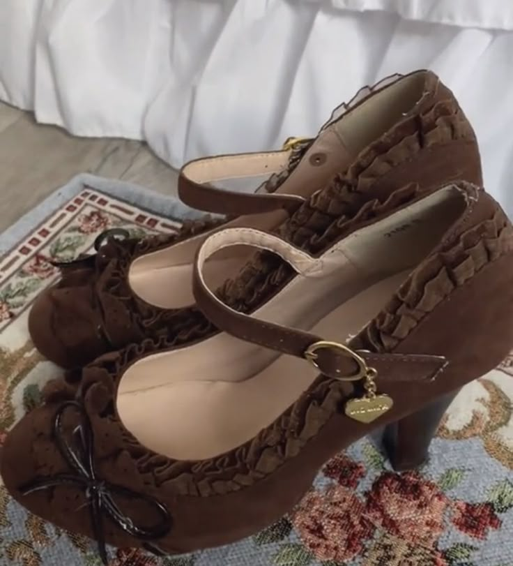 Small Heels Aesthetic, Liz Lisa Shoes, Cutecore Shoes, Cute Shoes Aesthetic, Brown Vintage Shoes, Brown Shoes Women, Thrift Shoes, Cool Heels, Brown Vintage Boots