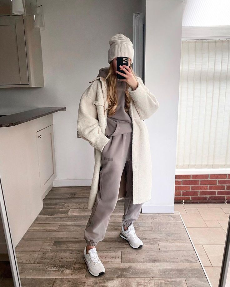 Womens Tracksuit Outfit Winter, Woman Tracksuit Outfit, Smart Tracksuit Outfit, How To Wear A Tracksuit, Outfit Ideas Tracksuit, Winter Tracksuit Outfits, How To Style Tracksuits, Women’s Tracksuit, Winter Tracksuits For Women