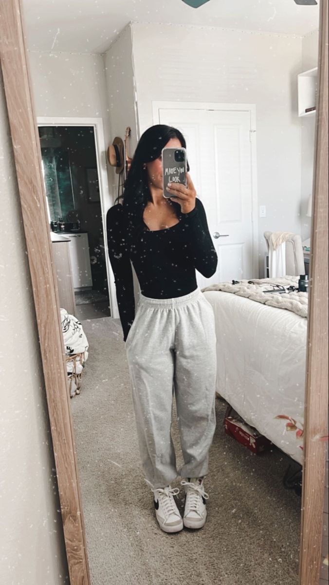 Comfy Outing Outfits, Winter Outfits For School Sweatpants, Joggers Outfit Inspo Women, Outfit Inspo With Joggers, Comfy Outfits Joggers, Outfit Ideas Black Joggers, Black Jogger Sweatpants Outfit, Winter Outfit Joggers, Sweat Pants And Sweatshirt Outfit