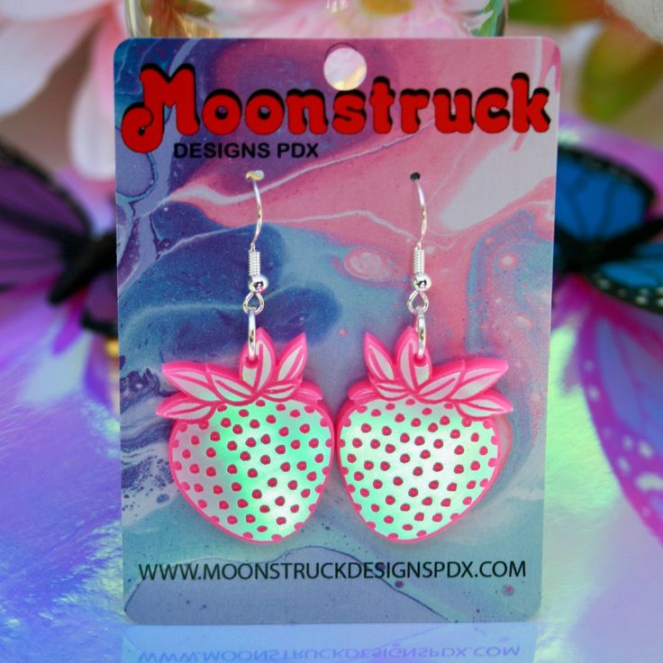 USA-made strawberry earrings! Made of lightweight durable acrylic plastic and hypoallergenic sterling silver ear hooks. Choose from hot pink iridescent or classic iridescent. Condition: New. Personally designed, laser-cut, hand-assembled. Earring Care: Acrylic is extremely lightweight and durable, but can get scratched. To avoid this, please handle your earrings with care! Avoid contact with hairspray, perfume, sweat, and water, wipe clean and store away from direct sunlight. To clean the earrin Masc Cottagecore, Pngtuber Model, Alt Hair, Vibrant Gradient, Teacher Earrings, Strawberry Earrings, Funny Earrings, Fruit Summer, Uncommon Words