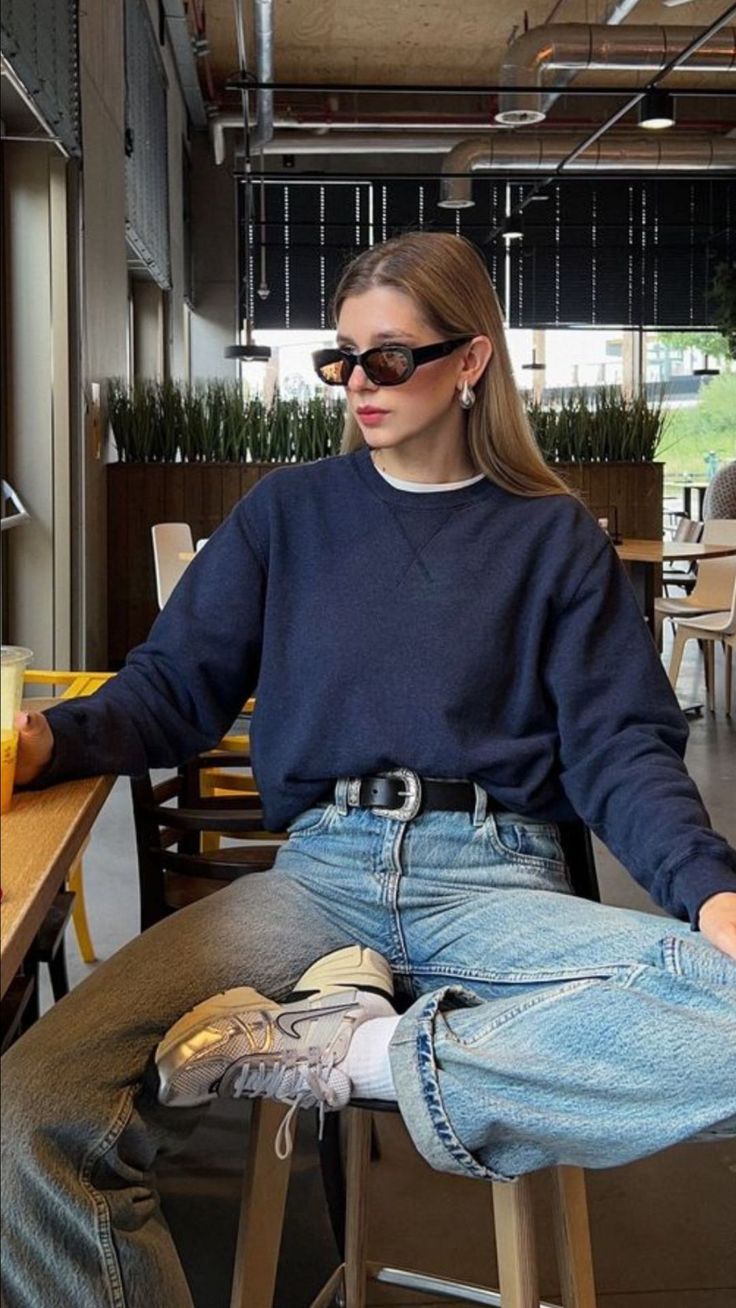 Deep Winter Outfits Aesthetic, Navy Sweater Outfit, Blue Sweater Outfit, Casual Dinner Outfits, Dinner Outfit Casual, Latina Outfits, Blue Jean Outfits, Downtown Outfits, Nashville Outfits