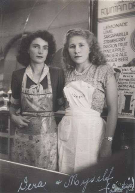 Maureen and Vera from Toowoomba's Londy's Cafe pose for a photo (circa 1962). 1960s Photos, Nostalgic Photos, Plastic Aprons, Pvc Apron, Blouse Nylon, 1940's Fashion, Work Fun, Historic Fashion, Soft Face