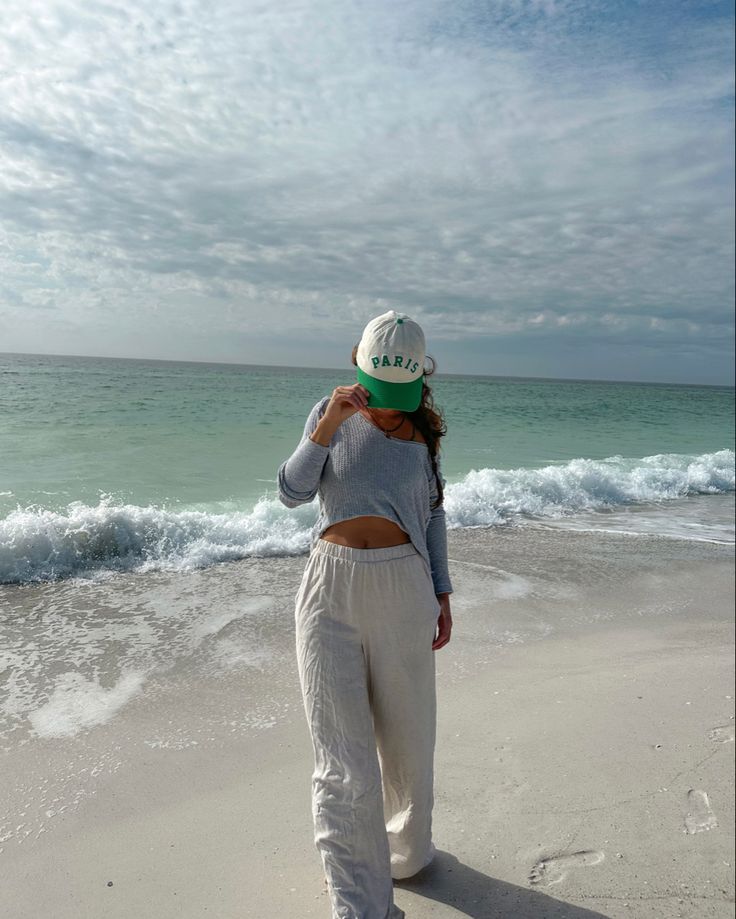 Beach outfit, coastal winter, photo inspo, casual outfit Cute Beach Winter Outfits, Cold Beach Day Outfit Spring, Beach Outfit Cool Weather, Beach Outfits For Cold Weather, Winter Boating Outfit, Warm Beach Outfit, Cold Beach Day Outfit Winter, Cold Boat Day Outfit, Spring Beach Outfits Cold