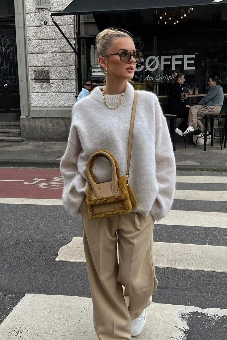 Beige Pants Outfit Autumn, Autumn 2024 Street Style, Winter Inspo Outfits Fall Street Styles, Fall Ootd 2024, Beige Pants Winter Outfit, Sweater And Pants Outfit, California Winter Outfits, Beige Pants Outfit, Trendy Womens Fashion