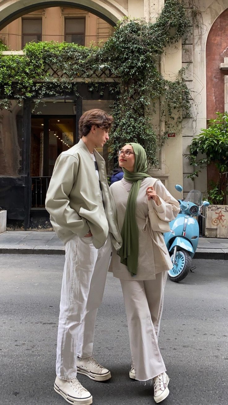 Couple Ootd, Estilo Hijab, Stile Hijab, Couple Fits, Muslim Couple Photography, Muslim Outfits Casual, Cute Muslim Couples, Hijabi Outfits Casual, Couple Picture Poses