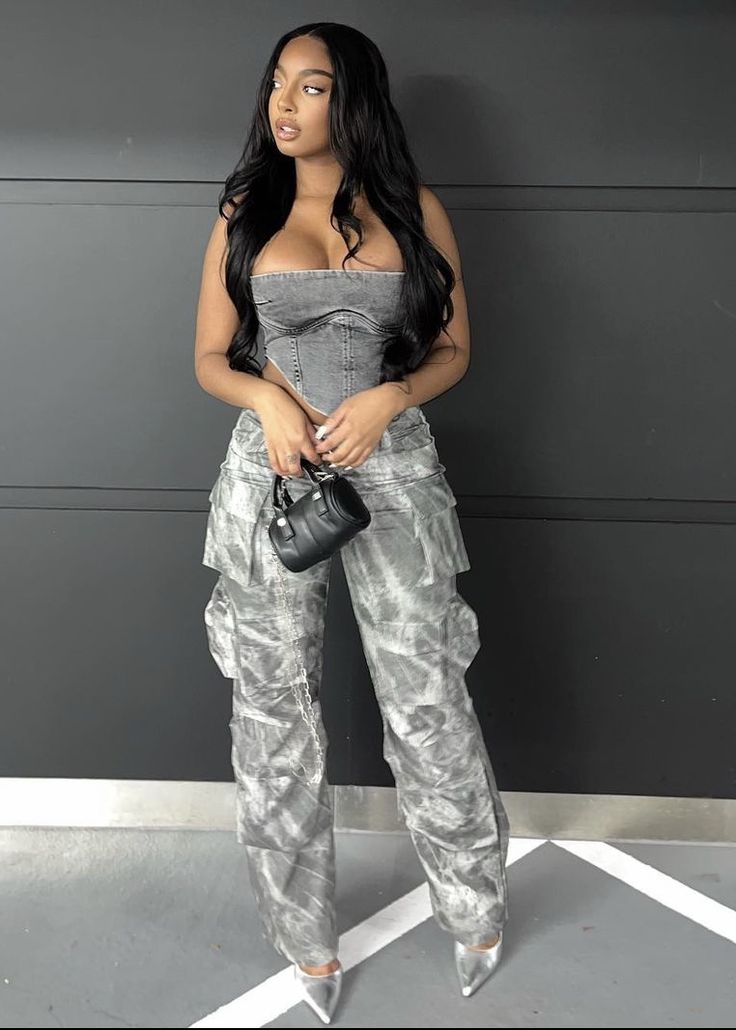 Camo Pants Outfit With Heels, Concert Outfit Cargo Pants, Gray Cargo Pants Outfit, Cargo Pants And Heels, Grey Cargo Pants Outfit, Homecoming Fits, Consert Outfits, Camo Pants Outfit, Ancient Babylon