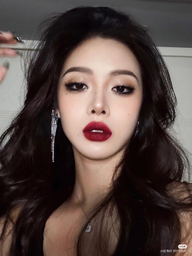 Chinese girl Chinese Cushion Foundation, Asian Vampire Makeup, Red Lip Makeup Looks, Dark Winter Makeup, Deep Winter Makeup, Makeup For Hooded Eyelids, Rouge Makeup, Makeup Layout, Feminine Makeup