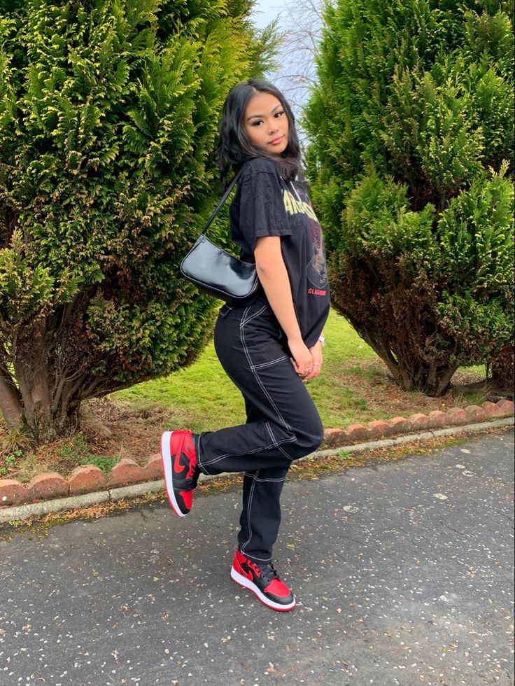 Red Jordan Shoes Outfit, Bred Jordan 1 Outfit Women, Red J1 Outfit Women, Red 1s Outfit, Outfits With Red Jordans 1s, Bred 1s Outfit Women, Outfits With Red And Black Jordans 1s, Patent Bred 1s Outfit Girl, Shatter Backboard 1s Outfit