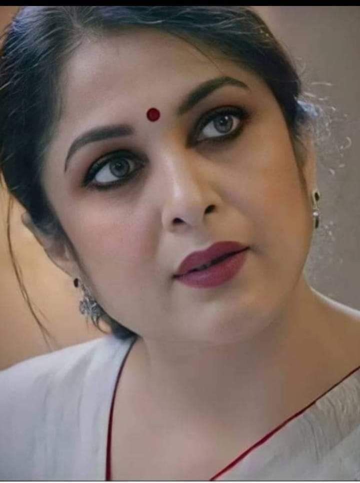 Ramya Krishna, Pretty Brunette, Beautiful Women Over 40, Stylish Dress Designs, Indian Actress Hot Pics, Beautiful Smile Women, Photography Women, Indian Beauty Saree, Desi Beauty