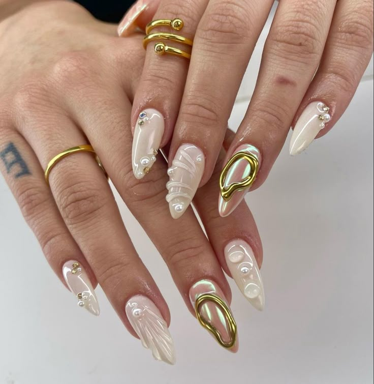 White And Gold Almond Nails, Gold Almond Nails, Nude And Gold Nails, Cowboy Nails, White Nails With Gold, Miami Nails, Formal Nails, Ombre Acrylic Nails, Grunge Nails