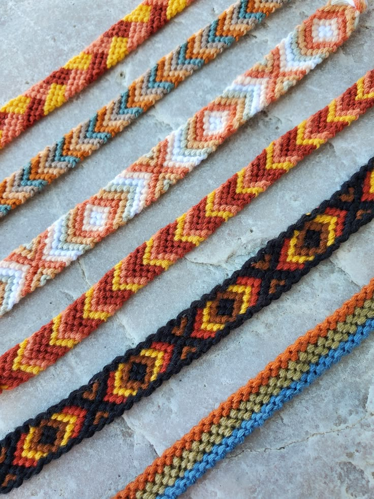 Fall Chevron Bracelet, Fall Embroidery Bracelets, Halloween Thread Bracelet, Fall Themed Friendship Bracelets, Fall Bracelet Ideas String, Fall Bracelets String, Fall Bracelet Color Combos, Autumn Bracelet Pattern, Fall String Bracelets