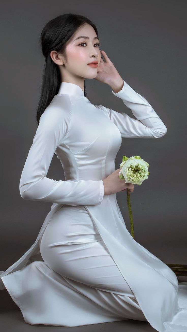 Áo dài trắng phi bóng. Ảnh: Sưu tầm Girls Long Dresses, Vietnamese Dress, Women Long Dresses, Cheongsam, White Satin, Traditional Dresses, Asian Beauty, Long Dress, Vietnam