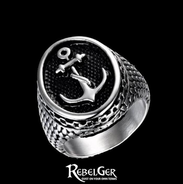 Anchor signet ring with chain detailMade from highest quality 316L Stainless SteelWon't Rust or Fade Ring With Chain, Anchor Rings, Head Ring, Biker Rings, Top Rings, The Anchor, Right Hand Rings, Gem Ring, Mens Ring