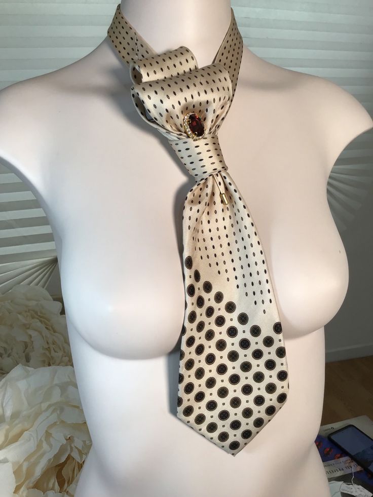 Neck Tie Knots Women, Necktie Outfits For Women, Necktie For Women, Womens Ties, Unusual Accessories, Ties For Women, Necktie Crafts, Tie Ideas, Women Necktie