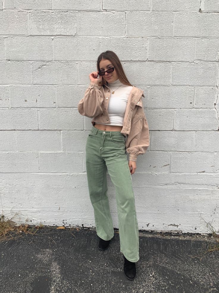 Cute Green Pants Outfit, Cute Outfits Green Pants, How To Style Light Green Pants, Styling Courderoy Pants, Outfits With Green Pants Aesthetic, Outfit With Green Jeans, Green Outfits For Women Aesthetic, Green Mom Jeans Outfit, Green Baggy Jeans Outfit