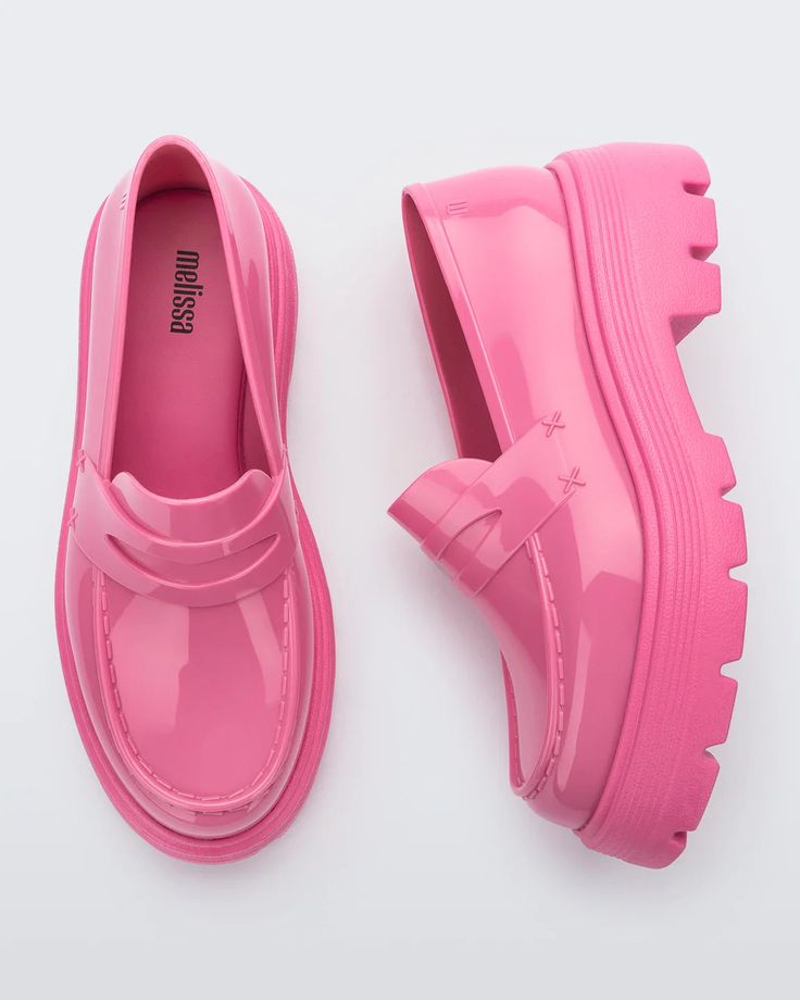 Product Details Say hey to Royal, our answer to the trendy silhouette rocked by the super stylish. The bubblegum-scented Royal features a loafer-style design elevated on a comfy-cool lug sole platform that dresses up or down with ease. A preppy classic with a twist. Updated loafer Platform lug sole Bubblegum scent Pink or black Pretty Shoes Sneakers, Funky Shoes, Girly Shoes, Shoe Inspo, Loafers Style, Aesthetic Shoes, Pink Shoes, Crazy Shoes, Pretty Shoes