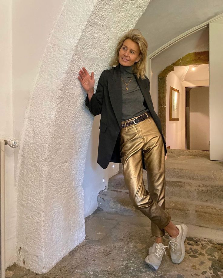 Gold Pants Outfit, Metallic Pants Outfit, Gold Pants, Metallic Pants, Gold Outfit, Metal Clothing, Winter Mode, Mode Vintage, Mode Inspiration