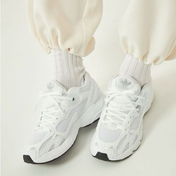 New With Box 100% Authentic Chunky White Sneakers Outfit, Adidas Astir, Chunky White Sneakers, White Shoes Outfit, Louis Vuitton Murakami, White Athletic Sneakers, White Sneakers Outfit, Shoes Outfit Fashion, White Sneakers Women