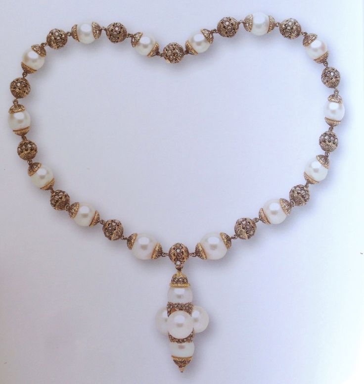 The Twentieth-Century Italian Jewelry at the Milan Poldi Pezzoli Museum Art Deco Pearl, Pearl And Diamond Necklace, Italian Jewelry, Mother Pearl, Precious Metals, Semiprecious Stones, Jewelry Art, Pink And Gold, Precious Stones