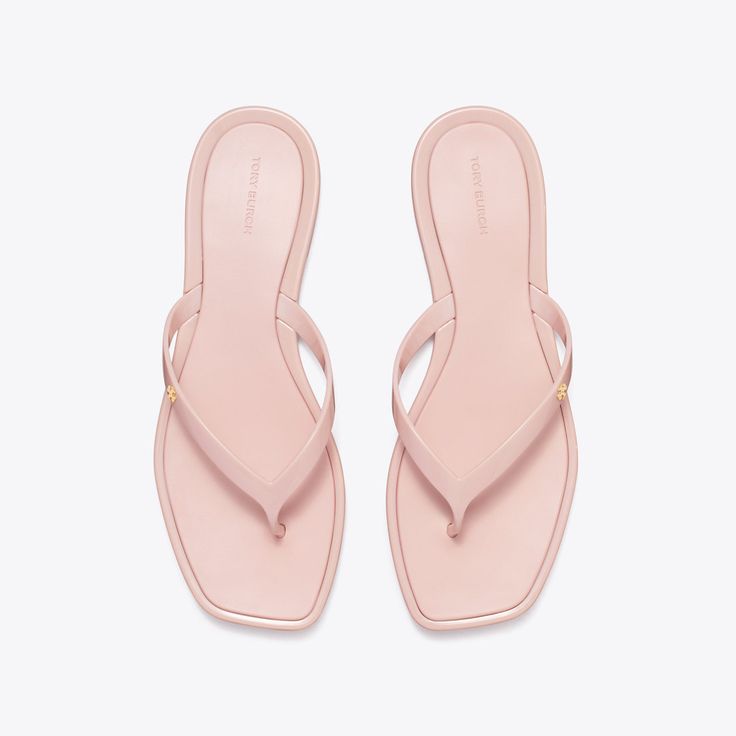 The Roxanne flip-flop reimagines a warm-weather essential with a square toe. A lightweight sandal to wear poolside or at the beach. Cute Beach Shoes, Girly Sandals, Light Pink Sandals, Cute Flip Flops, Flip Flops For Women, Tory Burch Flip Flops, Pretty Sandals, Beach Stuff, Shoe Wishlist