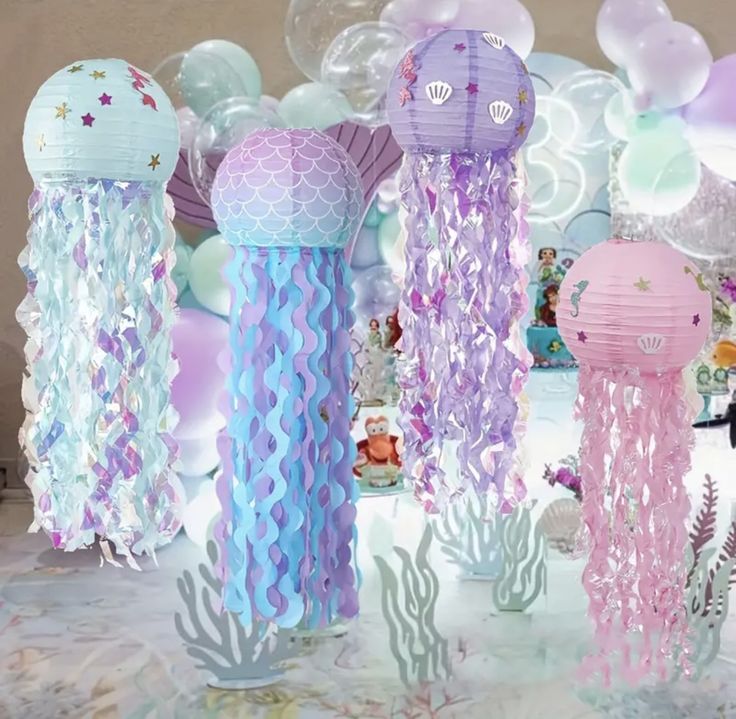 there are many jellyfish decorations on the table