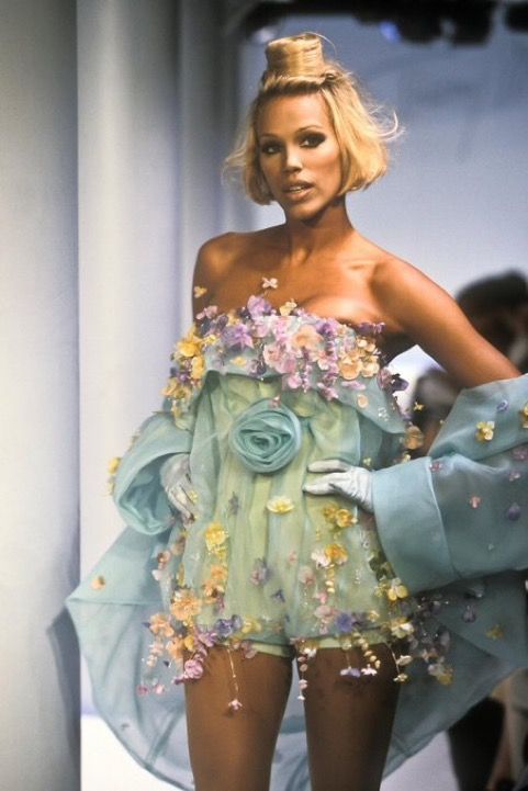 Estilo Hippy, Runway Fashion Couture, Vintage Runway, Thierry Mugler, Naomi Campbell, Mode Inspo, Mode Vintage, Looks Style, Mode Inspiration