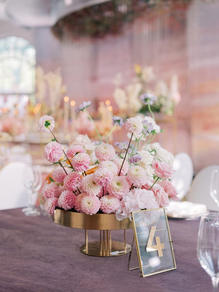 the centerpieces are filled with pink and white flowers