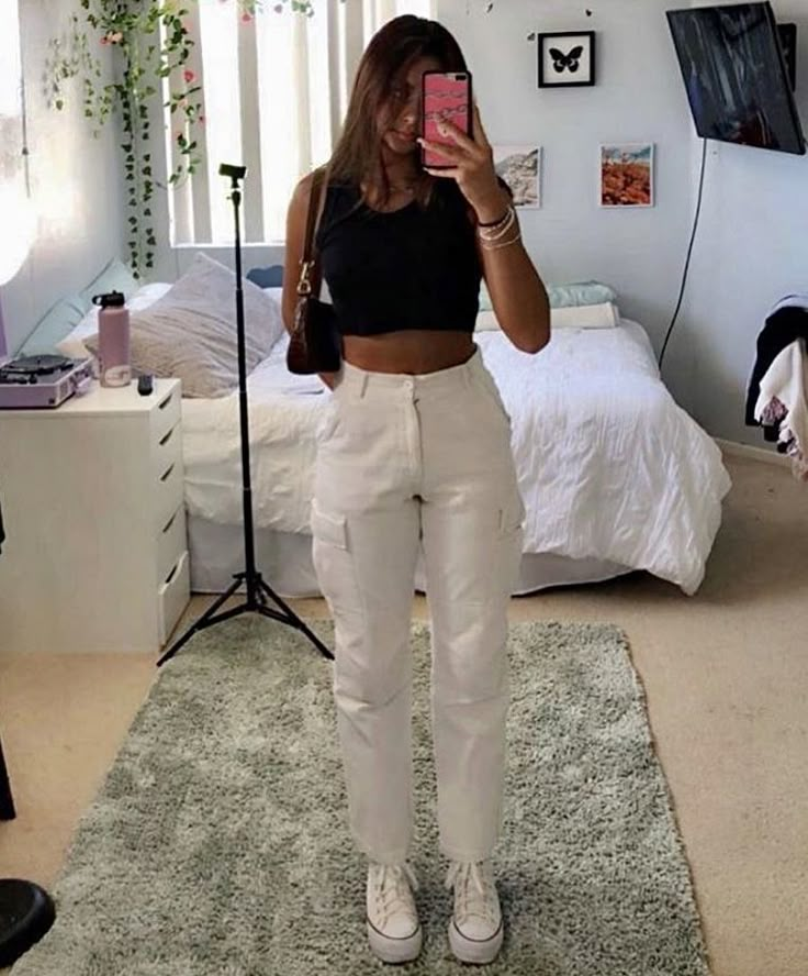 Outfits With Shoulder Purse, Converse Off White Outfit, Fits With White Platform Converse, Outfit Ideas With White Platform Converse, Outfit Inspo White Converse, Trendy Black And White Outfits, Platform Converse Outfit White, White Converse Outfit Platform, Outfits For Platform Converse