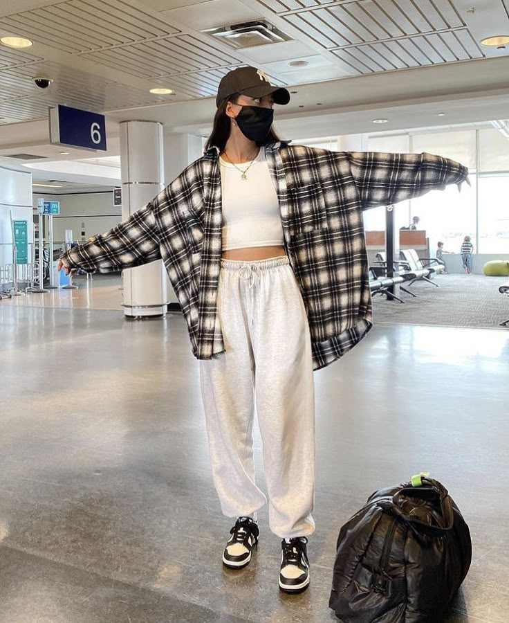 Tomboy Airport Outfit, Airport Look Aesthetic, Airplain Outfit, Airport Aesthetic Outfit Winter, Neutral Airport Outfit, Aesthetic Airport Fit, Grunge Airport Outfit, Casual Airport Outfit Comfy, Cute Airport Fits Summer