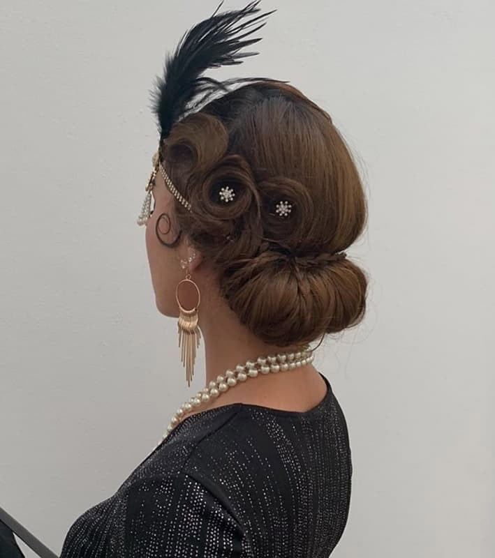 1920s Hairstyles For Long Hair Updo, 1920s Bun Hairstyle, 20s Updos For Long Hair, Hairstyles 1920s Gatsby, Womens 1920's Hairstyles, 1920s Side Bun, How To 1920s Hairstyles For Long Hair, 20s Hairstyles Long Hair, 1920s Hair Updo Gatsby