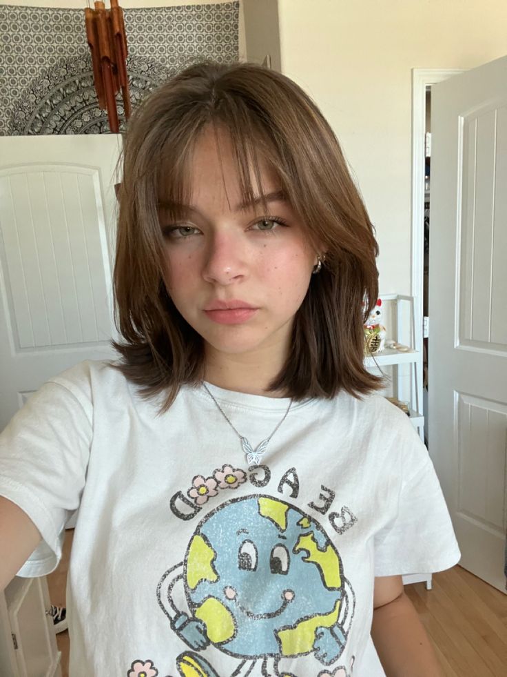 Haircut For Short Hair Girl, Short Hair Wispy Bangs Shoulder Length, Short Hair With Wispy Curtain Bangs, Medium Hair Cuts Idea, Wispy Bangs On Short Hair, Cute Hair Cuts Short, Wispy Bangs Shoulder Length Hair, Bangs Inspo Short Hair, Short Hair With Light Bangs