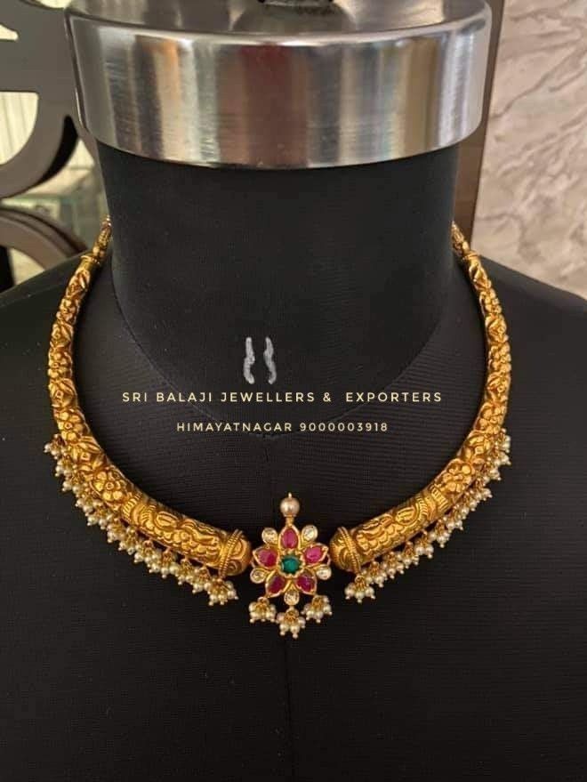 Petite Point Embroidery Sarees, Small Pearl Choker Necklace Indian, Black Beads Indian Jewellery, Choker Necklace Designs Gold Indian Latest, Gold Chokers Latest Designs, Short Necklace Gold Indian Latest, Gold Choker Necklace Indian Simple, Kante Designs Latest, Kante Indian Jewellery