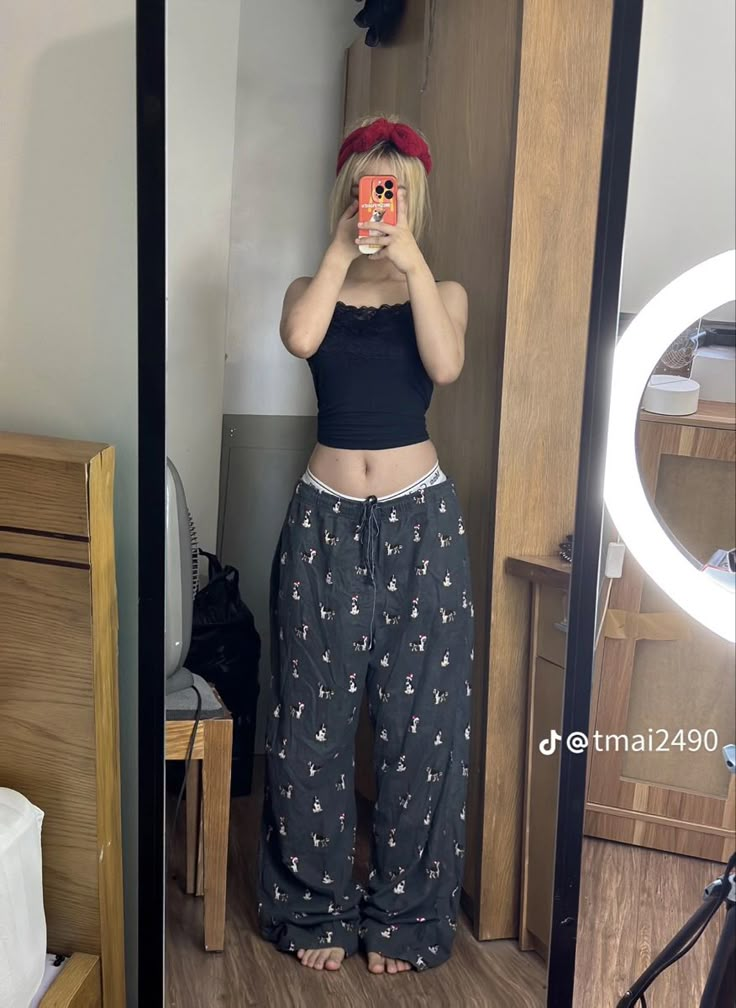 Summer Pijama Aesthetic, Night Clothes Aesthetic, Lazy Pajama Outfit, Pjamamas Outfit Y2k, Pj Fits For School, Tomboy Pajamas, Aesthetic Pajamas Grunge, Pajamas Grunge, Comfy Sleeping Outfits