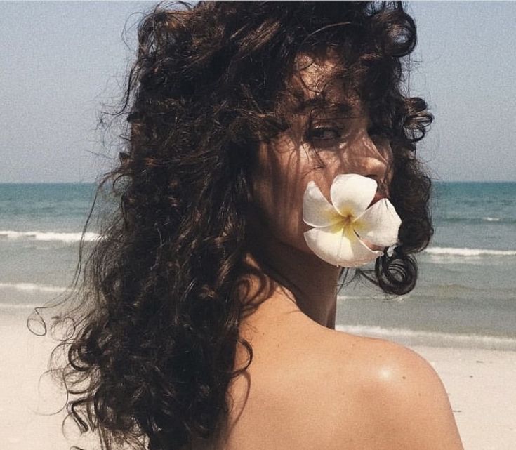 90s Curly Hair, Shotting Photo, Shooting Photo, Island Girl, Beach Photoshoot, Summer Dream, Summer Photos, Long Curly Hair, Summer Pictures