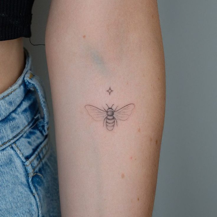 Bee And Sun Tattoo, Sunfish Tattoo, Bee Tattoos For Women, Fine Line Bee Tattoo, Honey Bee Tattoo Ideas, Concept Art Tattoo, Bee And Flower Tattoo, Bee Tattoo Ideas, Queen Bee Tattoo