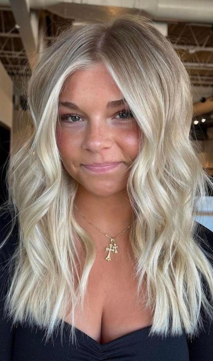 Heavy Root Blonde, Full Highlight With Root Tap, Bright Blonde Balayage Dark Roots, Bright Fall Blonde, Ashy Blonde Hair With Money Piece, Blonde On Short Hair, Fall 2024 Hair Color Trends Blonde, Blonde Hair With Root Tap, Blonde Hair With Lowlights And Highlights