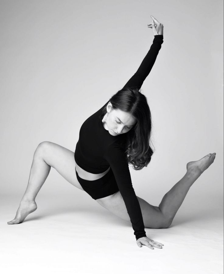 Contemporary dancer studio photoshoot poses Dance Poses With Skirt, Cool Dance Photography, Dance Floor Photography, Dance Photoshoot Ideas Photography Poses, Sitting Dance Poses, Poses For Dancers Photoshoot, Dance Poses Lyrical, Jazz Photoshoot Poses, Dance Photo Outfits