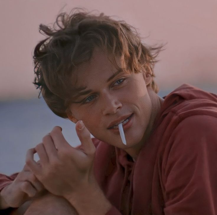 Conrad Fisher icon / The summer i turned pretty Connie Fisher, Conrad Fisher, Chris B, Lara Jean, The Summer I Turned Pretty, Summer Romance, Movies And Series, The Perfect Guy, Hottest Guy Ever