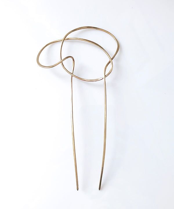 A play of light bouncing off of brass. Laid back sculptural glamour, this hairpin holds fine or thick hair. It's great to accent a sleek chignon or a messy bun This hair fork is hand shaped and hammered with thick gauge raw brass that will patina with time. Total length is 7 inches, the hair pin section is 4 3/4 inches long. The ends of the hair fork have rounded points. Sleek Chignon, Earrings Business, Brass Hair Pin, Hair Forks, Gold Hair Clips, A Messy Bun, Ceramic Hair, Earrings To Make, Hair Fork