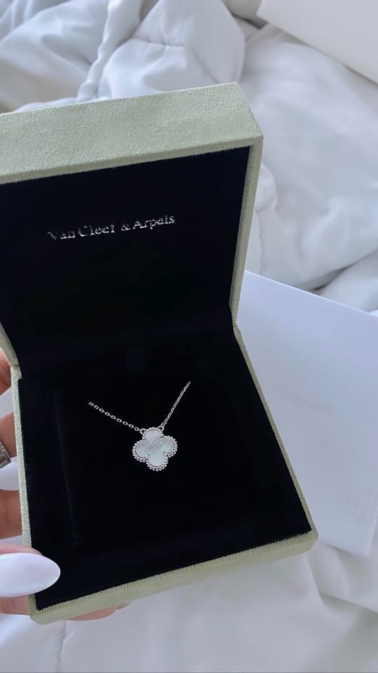 Van Clef, Pandora Bracelet Charms Ideas, Van Cleef And Arpels Jewelry, Pretty Jewelry Necklaces, Van Cleef And Arpels, Dope Jewelry, Pandora Bracelet Charms, Jewelry Fashion Trends, Classy Jewelry