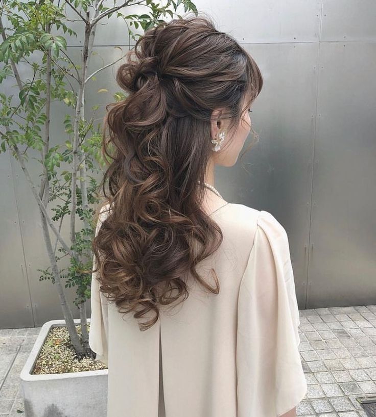 Sanggul Modern, Wedding Hair Half, Wedding Hair Up, Elegant Wedding Hair, Quince Hairstyles, Long Hair Wedding Styles, Hair Arrange, Prom Hairstyles For Long Hair, Wedding Hair Inspiration