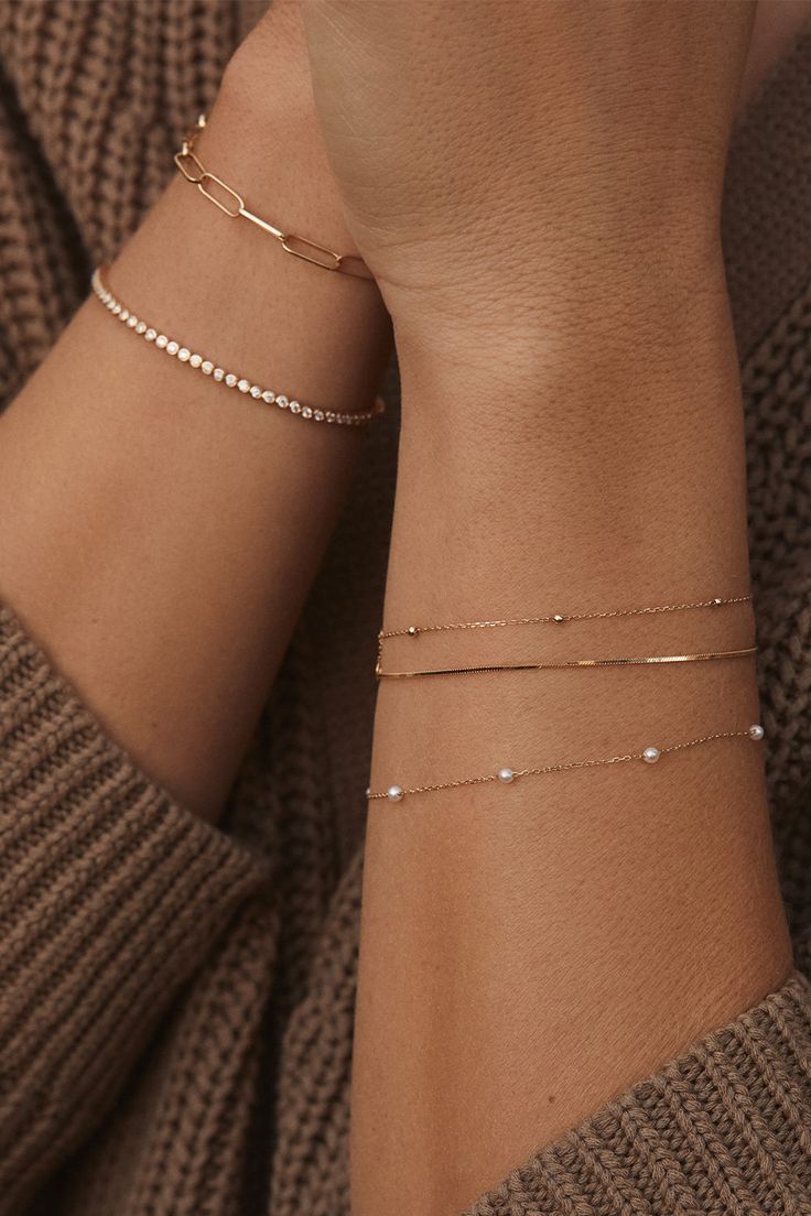 For the perfect everyday stack, pair bracelets in different textures and shapes. We love mixing solid gold bracelets with diamonds and pearls for a beautiful stacked look that's perfect for any occasion. Everyday Bracelets Gold, Mixing Metal Jewelry, Gold Bracelet Pearl, Permenant Bracelets, Mejuri Bracelet Stack, Gold Jewellery Minimalist, Everyday Jewelry Aesthetic, Wrist Jewelry Stack, Bracelet Stack Dainty